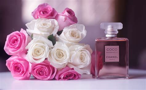 Parfum en bouteille Coco Chanel Paris, fleurs, roses, bouquet, 